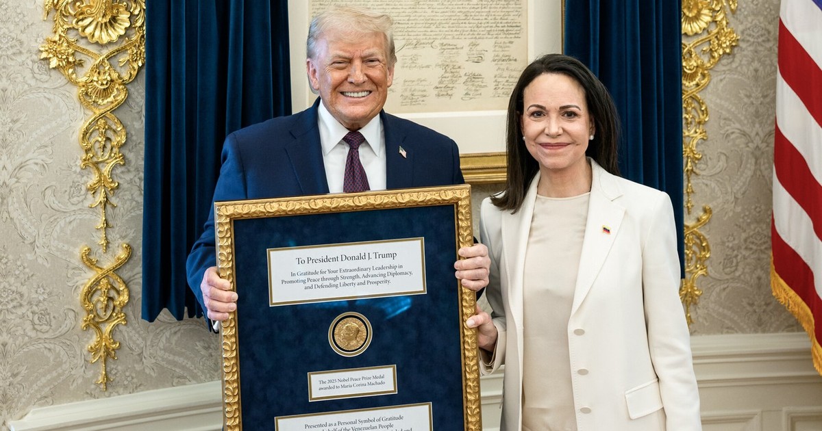 Donald Trump, extrem de încântat că Maria Corina Machado i-a dat medalia sa pentru pace Foto: Profimedia