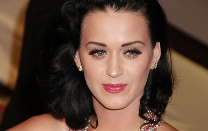 Katy Perry vrea puţini invitaţi la nuntă