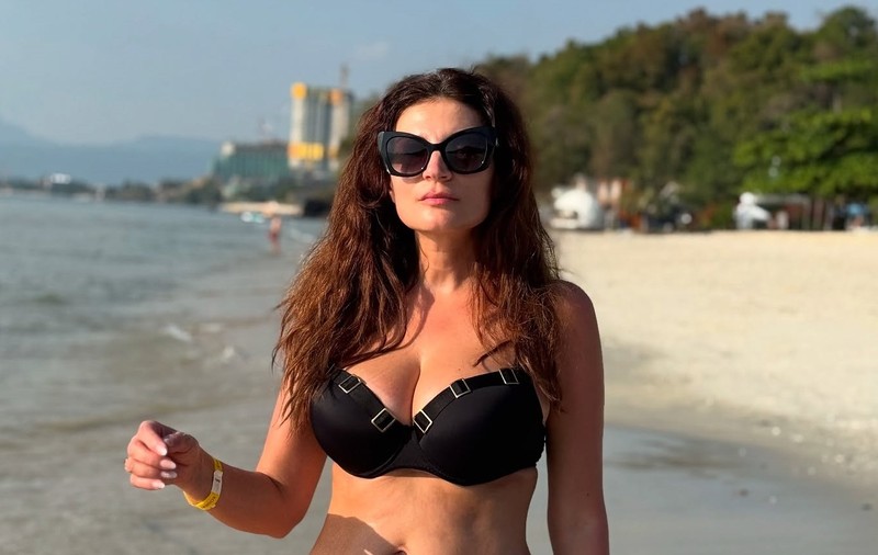 Imagini cu Ioana Ginghină în costum de baie la 47 de ani, pe plaja din Malaezia. „Fără filtru, fără machiaj și fără ezitare”