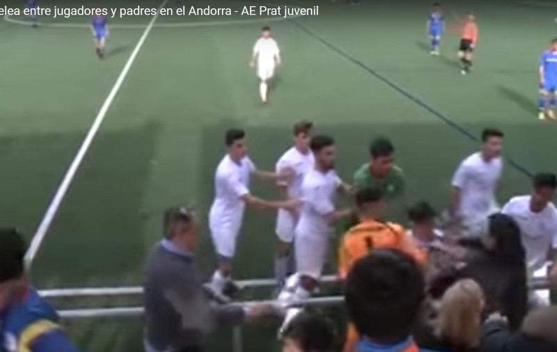 Scene incredibile la un meci de juniori. Tinerii fotbaliști au sărit la bătaie cu spectatorii | VIDEO