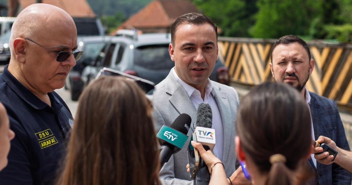 o vizita oficială a autoritatilor la Praid, in stanga Raed Arafat. la mijloc, Bogdan Ivan, in dreapta Mircea Fechet, inconjurati de reporteri si microfoane