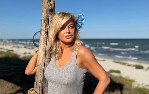Loredana Groza pe plajă la mare | sursa foto: Facebook