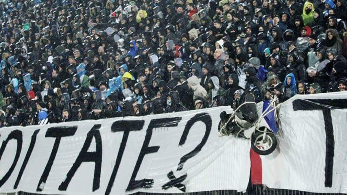 Suporterii lui PAOK Salonic au aninat un scuter pe gardul peluzei la meciul din Cupa Greciei. Partida echipei lui Răzvan Lucescu cu Oly a provocat un scandal uriaș, în urma căruia trupa lui ”Il Luce” ar putea pierde partida la masa verde. Meciul PAOK - Olympiakos a fost abandonat înainte de a începe.