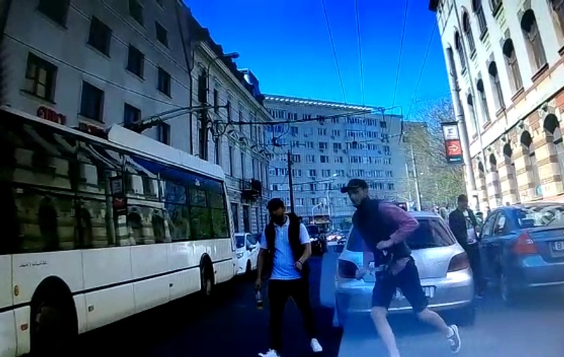 VIDEO / Bătrân de 85 de ani tâlhărit în autobuz de 2.000 de lei. Hoții au fost prinși și cu ajutorul unor imagini surprinse de un șofer aflat în trafic