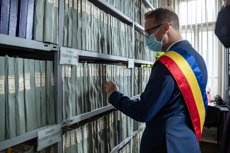Zidul plângerii și al birocrației. Una dintre imaginile simbol ale primei zi. Fritz, șocat că în arhivă sunt documente din anii '80