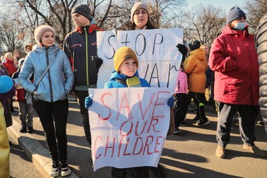 „Opriți războiul”, „Salvați copiii”, sunt dintre mesajele cu care protestatarii au venit în Piața Victoriei Foto: Eli Driu