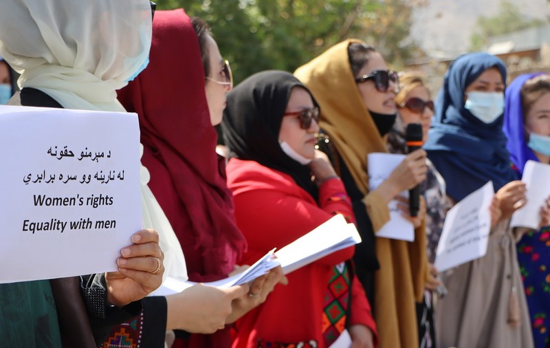 Talibanii au tras focuri de armă și gaze lacrimogene ca să întrerupă un nou protest al femeilor la Kabul