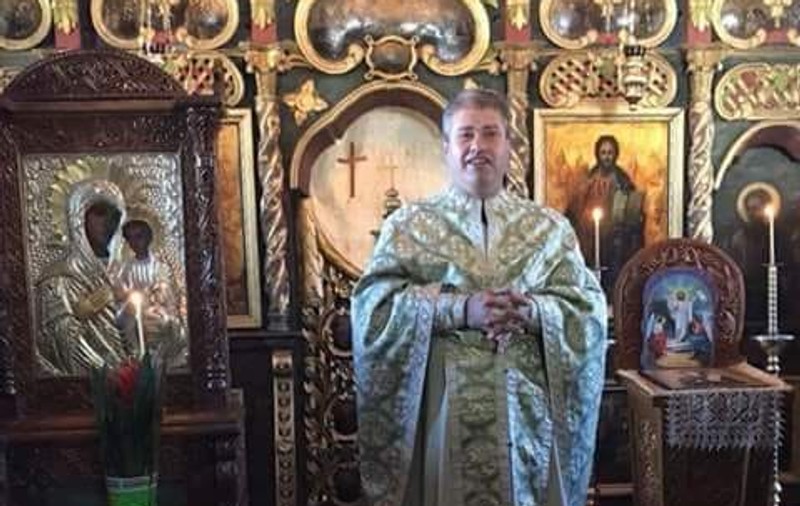Un preot a fost lovit de o maşină pe trecerea de pietoni în Târgu Neamț. Imagini înfiorătoare, surprinse de camerele de supraveghere / VIDEO
