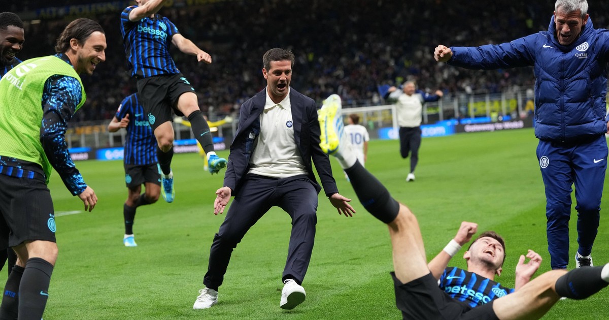 Cristi Chivu se bucură după golul marcat de Petar Sucic pentru 3-2 cu Como în semifinala Cupei Italiei.