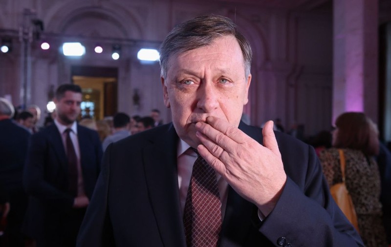 Crin Antonescu a explicat singura situație în care se retrage din alegerile prezidențiale: „Decât dacă, Doamne fereşte, Dumnezeu…”