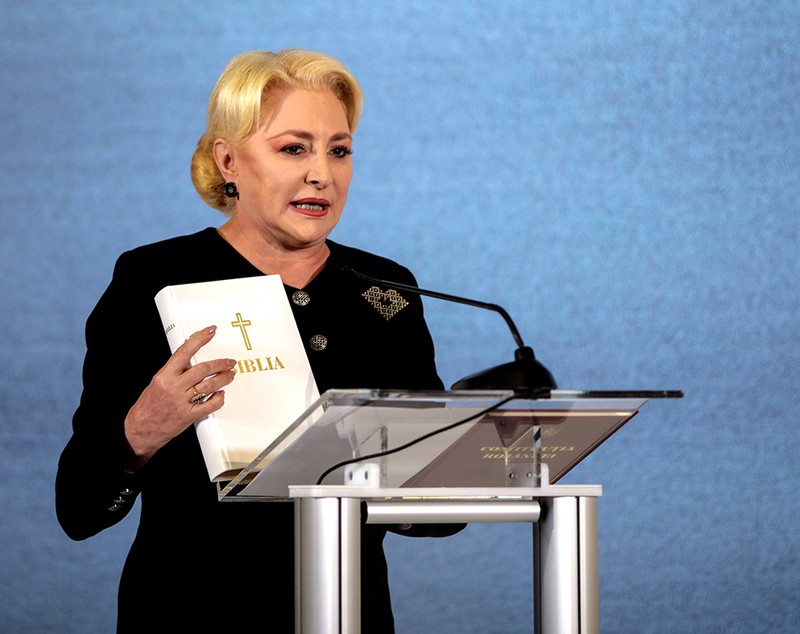 Viorica Dăncilă, la ultimul mesaj înaintea alegerilor prezidențiale. I-a adus trei daruri lui Klaus Iohannis