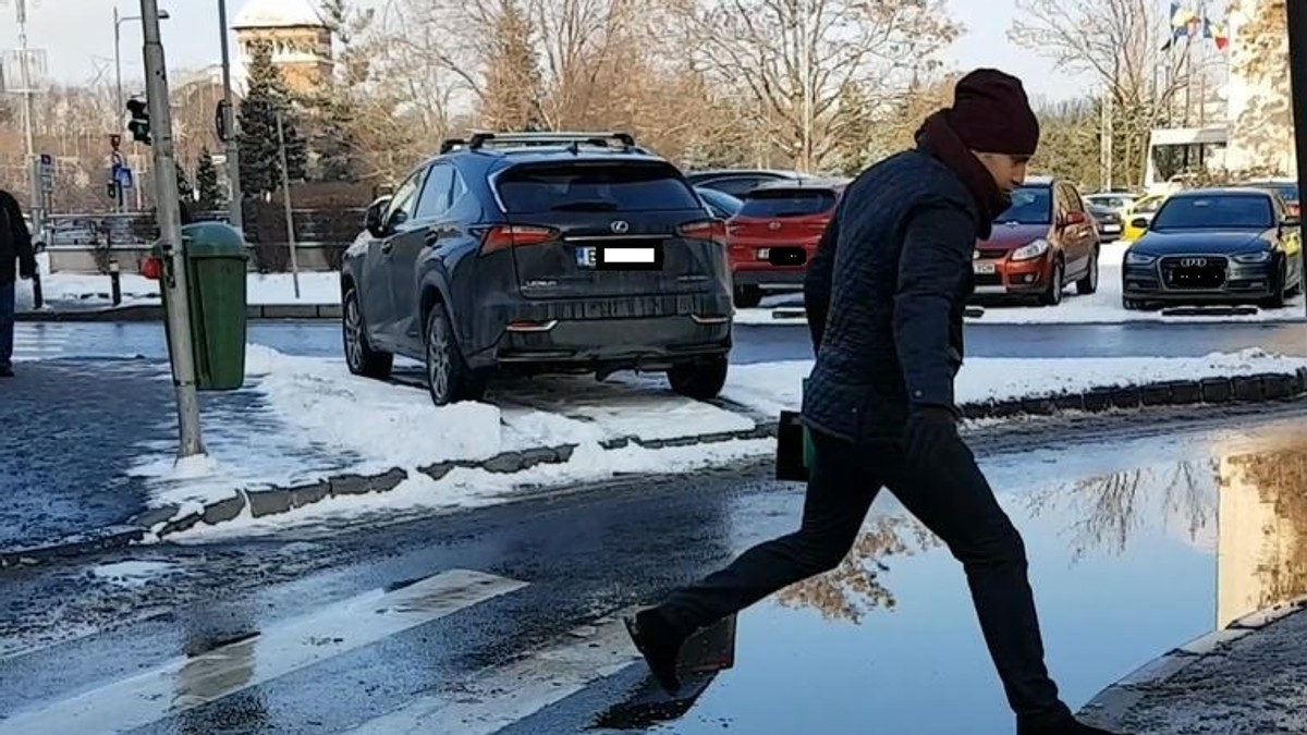 Pietonii fac slalom printre bălți