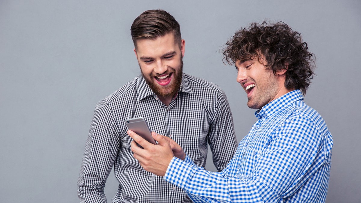 Bancuri - oi bărbați care se uită în telefon și râd