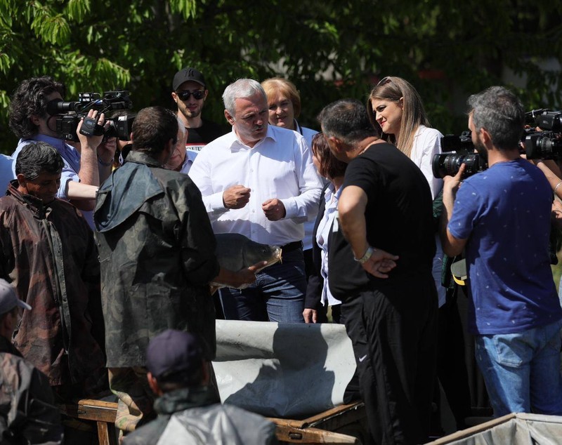 FOTO | Dragnea continuă promisiunile electorale: "A venit timpul să relansăm și piscicultura, oameni buni!"