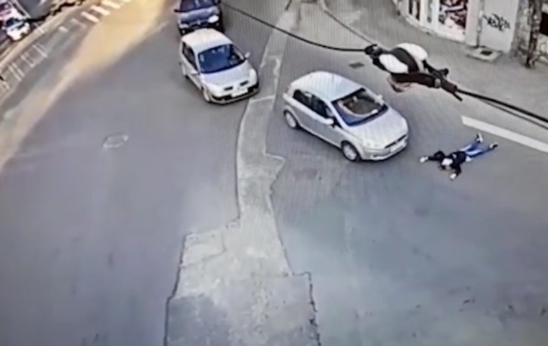 VIDEO | O femeie se aruncă în fața mașinii, înscenează un accident, dar nu știe că e filmată, în centrul Capitalei