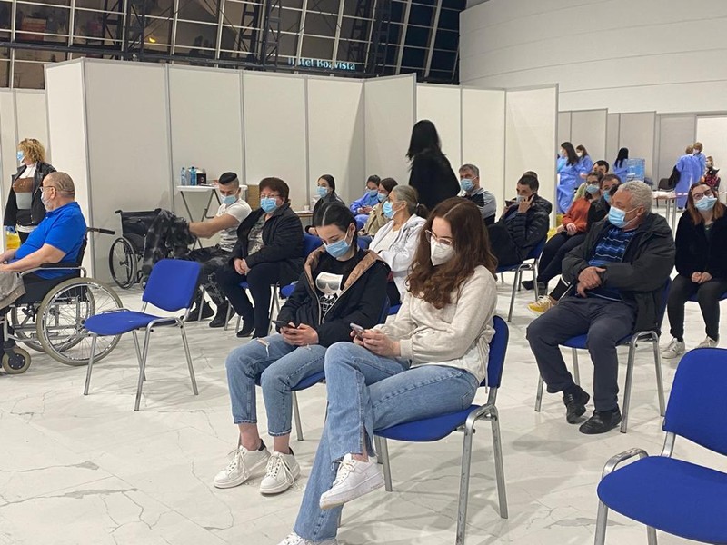 Oamenii își așteaptă rândul la vaccinare