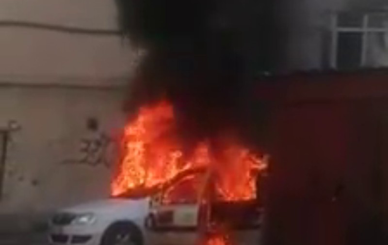 VIDEO | Mașina unui taximetrist din Moreni, dotată cu GPL, a luat foc într-o parcare. Care este starea șoferului