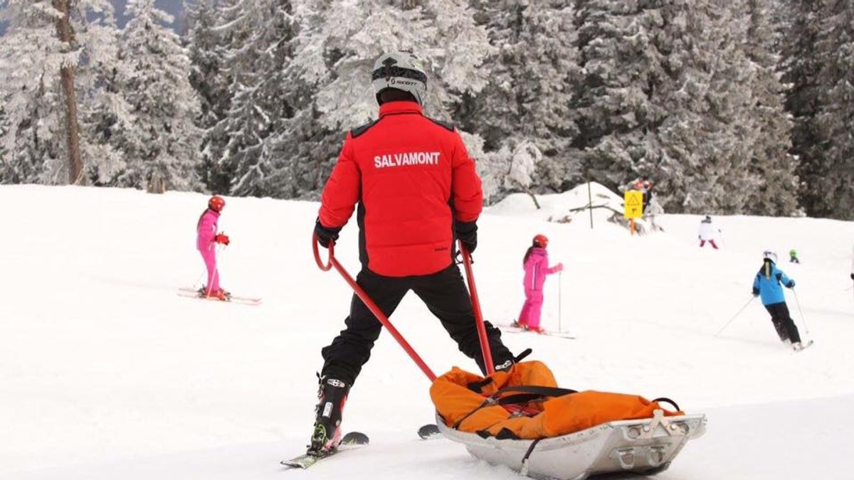 Amenzi între 500 şi 2.500 de lei pentru cei care nu respectă regulile pe pârtiile din Poiana Braşov. Peste 300 de turişti s-au rănit pe pârtii