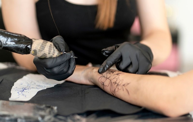 La ce riscuri te expui când îţi faci un tatuaj