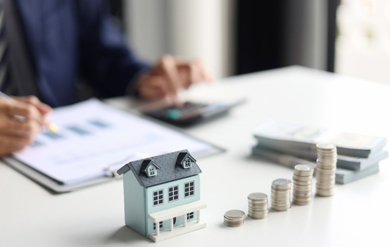 Viața cu credit la români - amânarea vacanțelor și ieșirilor în oraș, accent pe economii. 70% nu regretă accesarea creditului ipotecar