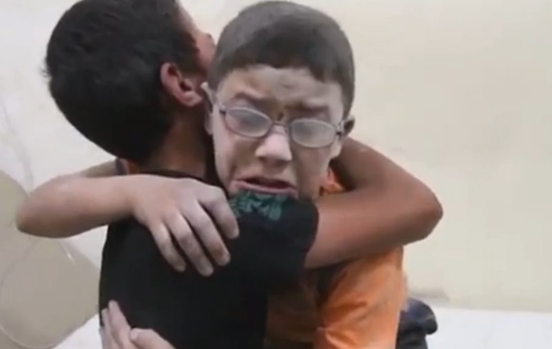 Momentul emoționant în care doi copii din Alep află că fratele lor a fost ucis într-un bombardament | VIDEO