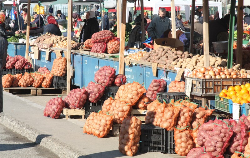 „Consumați românește!” Analiștii ne îndeamnă să cumpărăm produse autohtone ca să salvăm economia