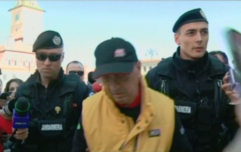 UPDATE / De ce a fost reținut bărbatul agresat la mitingul pro-PSD din Brașov: "Pentru a evita alte eventuale conflicte. Ulterior, jandarmii i-au permis să plece"
