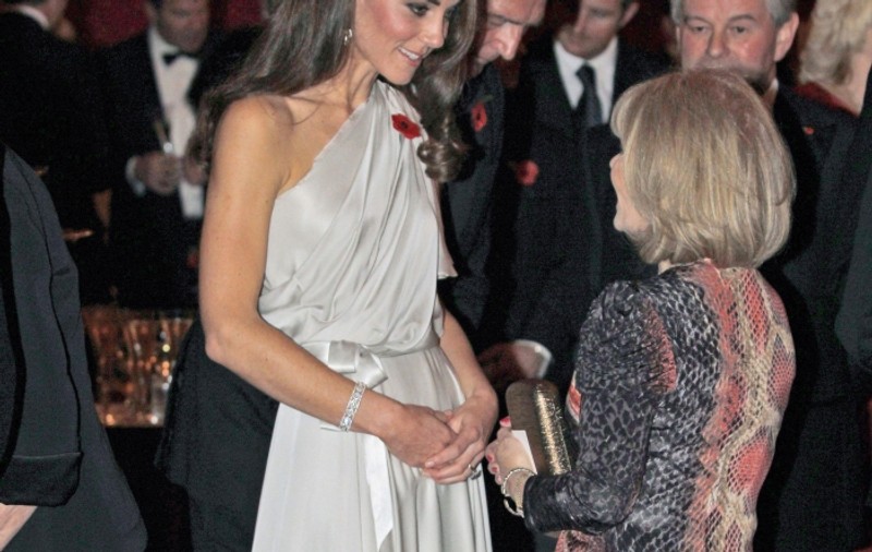Foto | Kate Middleton, însărcinată? Uite cum îşi ţine burtica