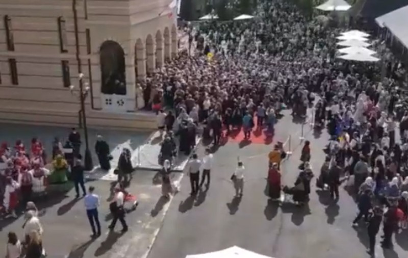 VIDEO | Aglomerație la o mănăstire din Bihor, la care participă și Patriarhul Daniel. Oamenii s-au înghesuit să intre în Sfântul Altar