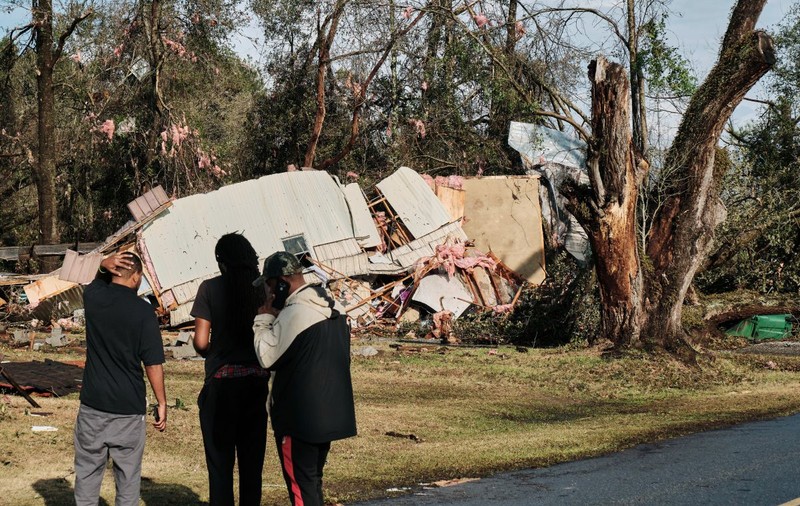 Zeci de tornade au măturat sud-estul Statelor Unite. Cel puțin nouă persoane au murit