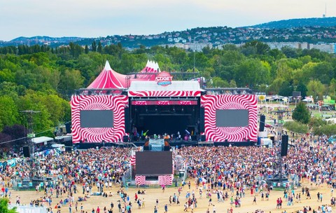 BUDAPESTA, UNGARIA – 13 AUGUST 2014 Vizitatori ai festivalului de muzică Sziget în fața scenei principale