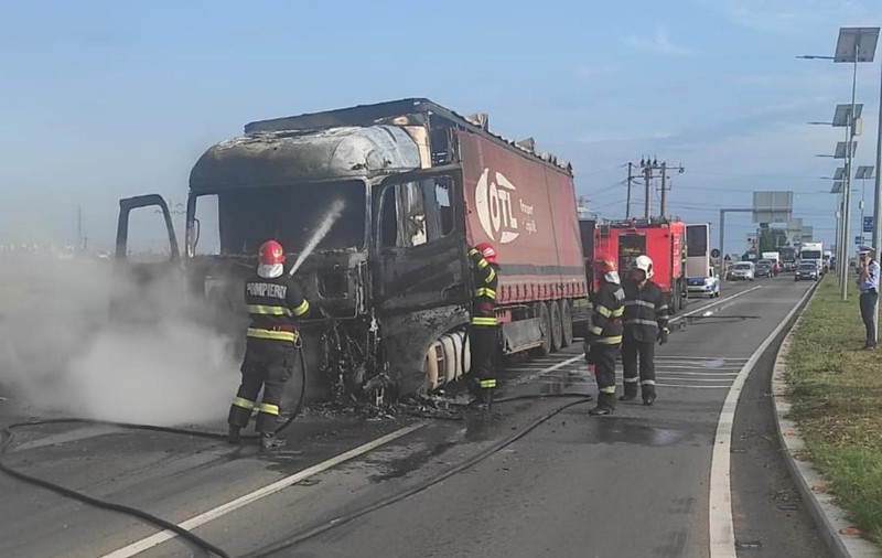 Incendiu pe Centura de Vest a Ploieștiului. Un camion încărcat cu cărămidă s-a făcut scrum