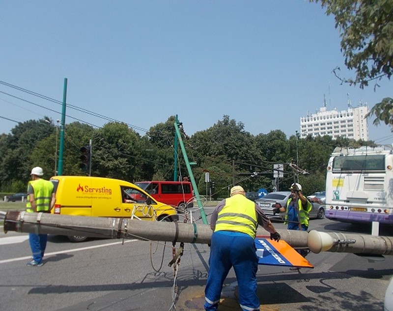Accident la Timișoara | Un troleibuz a doborât un stâlp de iluminat FOTO