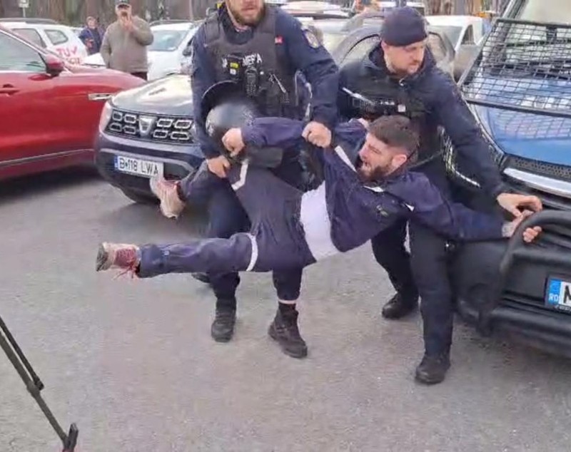 Bătaie între mineri și jandarmi la protestul din Piața Victoriei. „Au aruncat cu obiecte asupra forțelor de ordine și au forțat dispozitivul de panouri metalice”