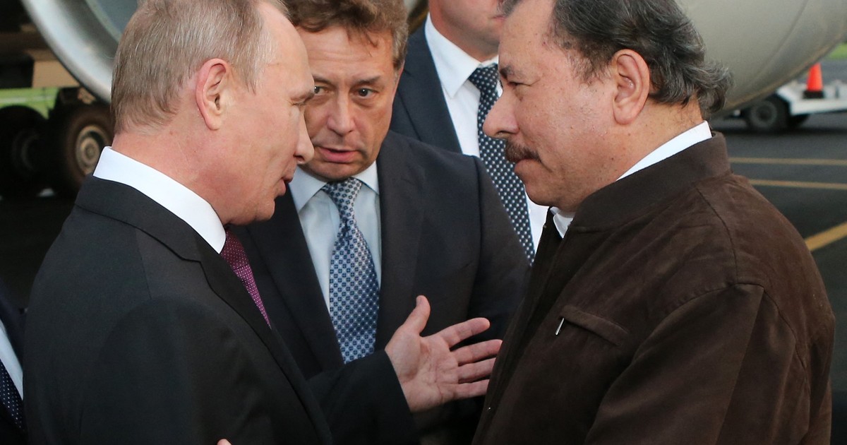 Daniel Ortega (dreapta) îl ține de braț pe Vladimir Putin (stânga) în timpul sosirii liderului rus la Managua, capitala statului Nicaragua Foto: Profimedia