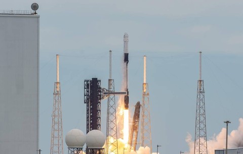 Racheta SpaceX Falcon 9 și capsula Crew Dragon, în timpul lansării misiunii NASA Crew-13 către Stația Spațială Internațională.