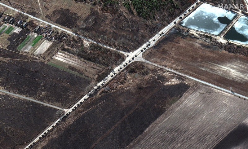 O imagine din satelit pusă arată un convoi militar la nord de Ivankiv, pe 28 februarie. | Foto: EPA-EFE/MAXAR TECHNOLOGIES
