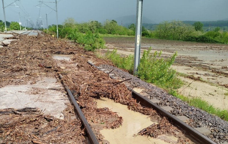 Circulație feroviară blocată din cauza unei viituri. Trenuri cu întârzieri de până la 290 de minute