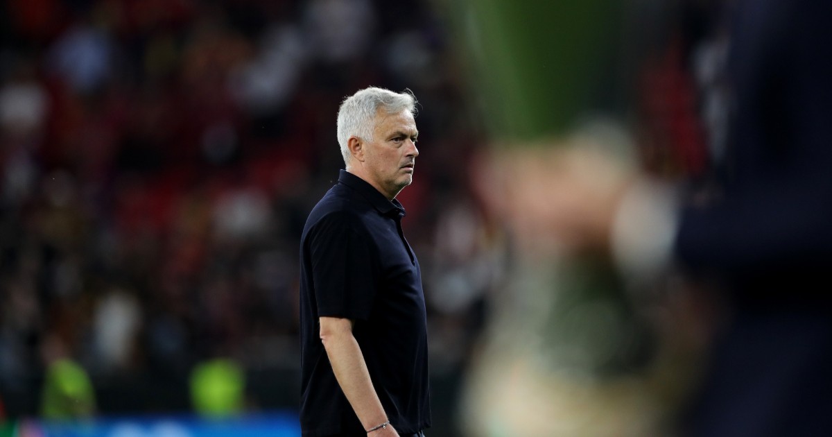 Jose Mourinho pe teren de fotbal, în tricou negru