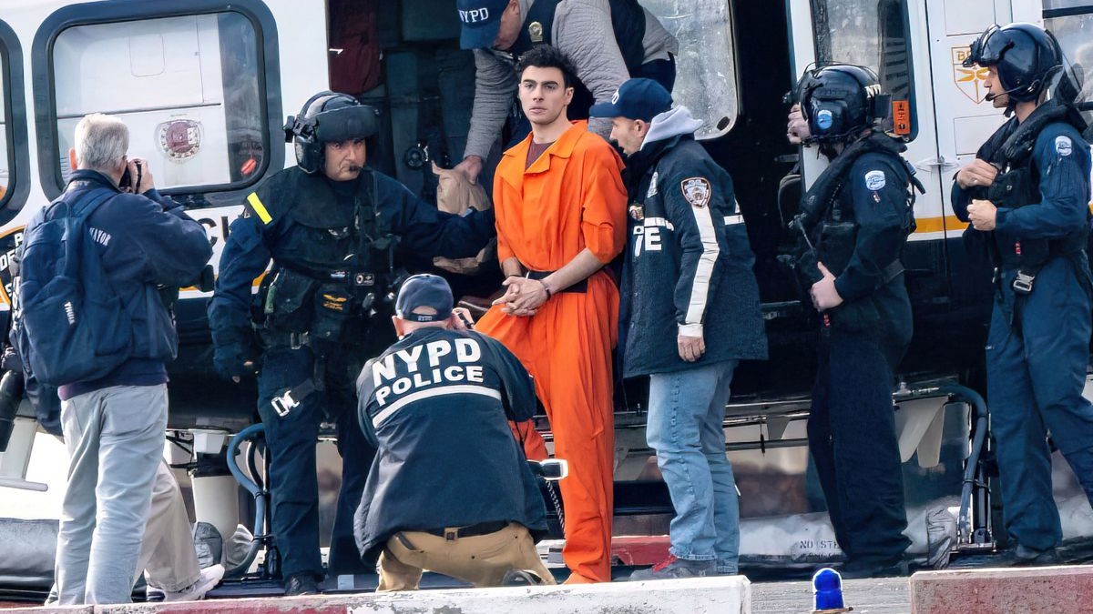 luigi Mangione, înconjurat de polițiști