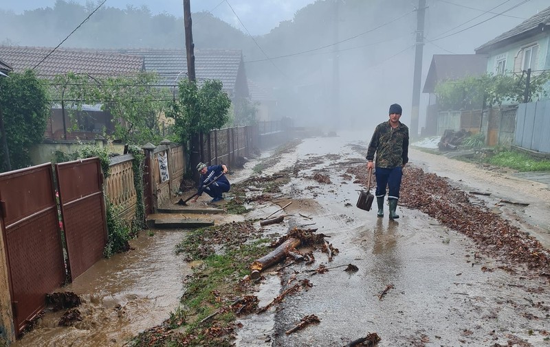 VIDEO | Inundaţii devastatoare în Gorj. Un sat a fost distrus de viituri. Primar: „Satul Sohodol este calamitat”