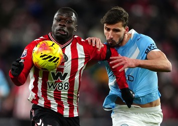 01 January 2026, United Kingdom, Sunderland: Sunderland's Brian Brobbey (L) and Manchester City's Ruben Dias battle for the ball during the English Premier League soccer match between Sunderland and Manchester City at the Stadium of Light. Photo: Owen Humphreys/PA Wire/dpa