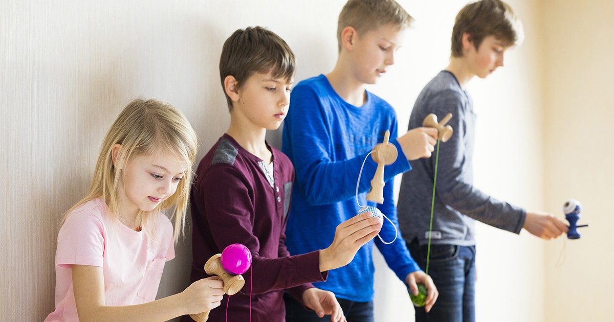 Grup de copii care se joacă kendama împreună. Foto ilustrativ