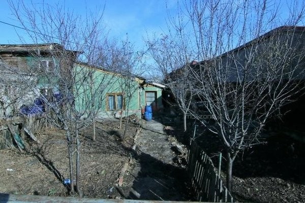 Găsești casă de vânzare în București și la preț mai mic de 48.000 de euro.
