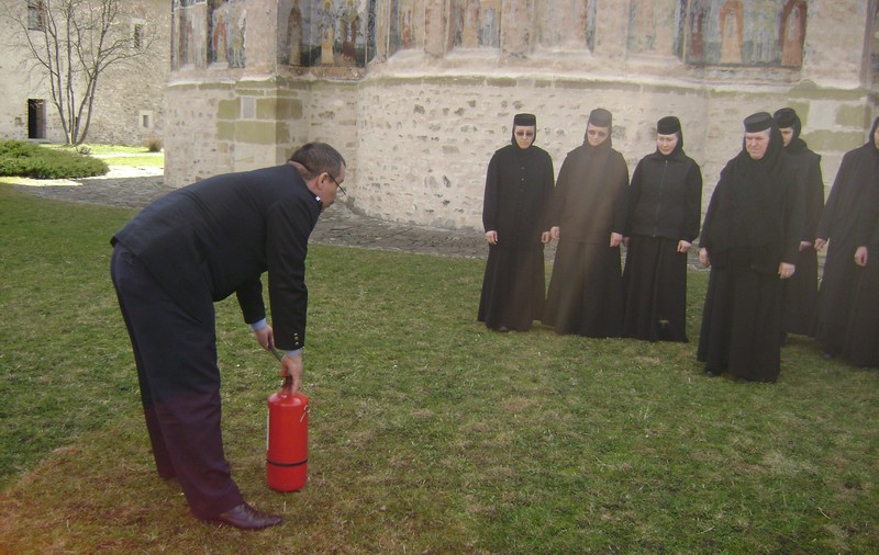 Înainte de Paşte, măicuţele învaţă de la pompieri cum să lupte cu focul