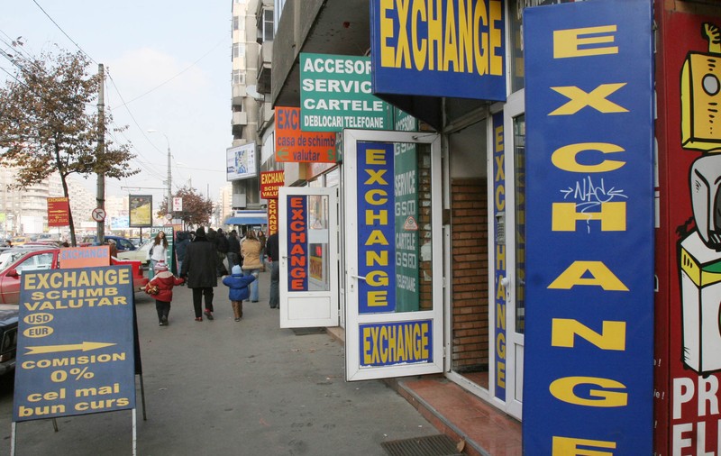 Euro a sărit de 4,3 lei!