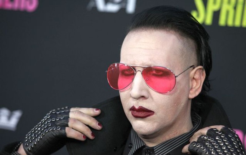 Marilyn Manson a atacat cu fumigene o armată de paparazzi - VIDEO