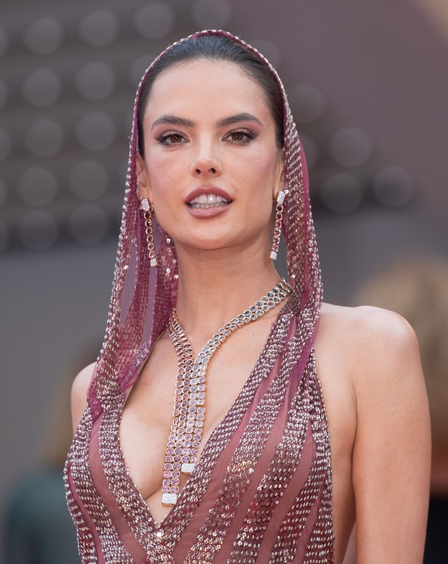A comis-o la Cannes 2023. Fotomodelul a purtat o rochie mult prea decoltată pe covorul roșu