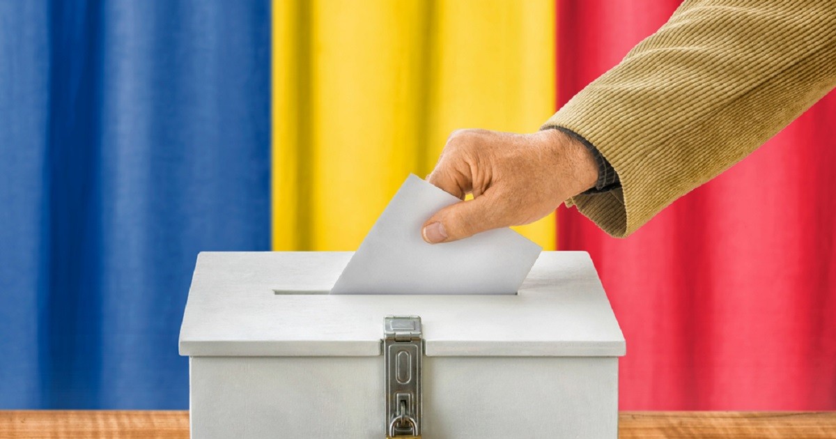 Cum poți cere urna mobilă pentru alegerile pentru Primăria București din 7 decembrie 2025 -Prim-plan cu mâna unui bărbat care introduce un buletin de vot în urna de votare