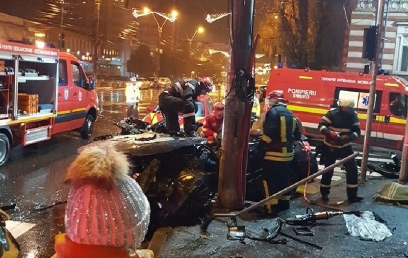 Accident în Galați, soldat cu doi morți și doi răniți. Oamenii au intrat cu mașina într-un stâlp
